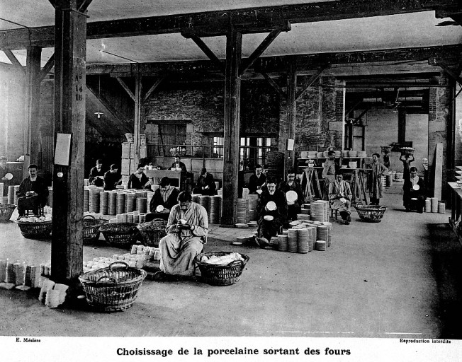 'Choisissage de la porcelaine sortant des fours'. Photographie de l'album photographique : Manufacture de porcelaine Haviland, Limoges / Ernest Mésière. Paris : E. Mésière, 1912.