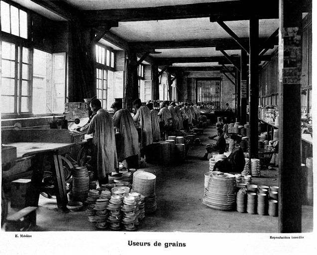 'Useurs de grains'. Photographie de l'album photographique : Manufacture de porcelaine Haviland, Limoges / Ernest Mésière. Paris : E. Mésière, 1912.