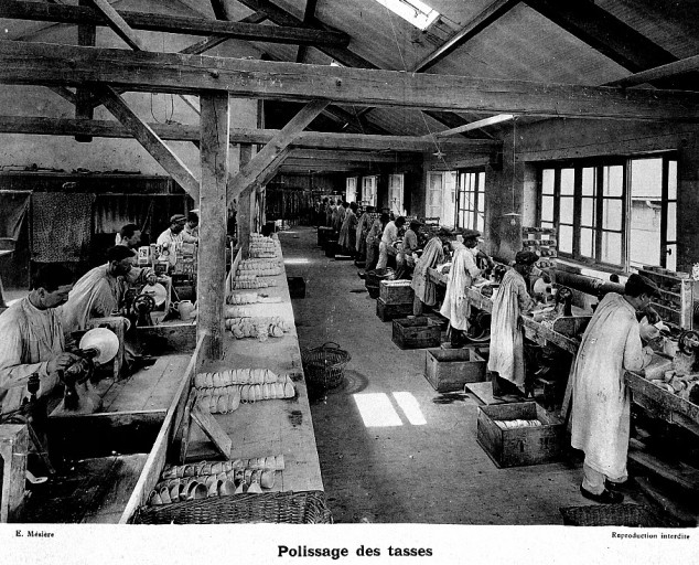 'Polissage des tasses'. Photographie de l'album photographique : Manufacture de porcelaine Haviland, Limoges / Ernest Mésière. Paris : E. Mésière, 1912.