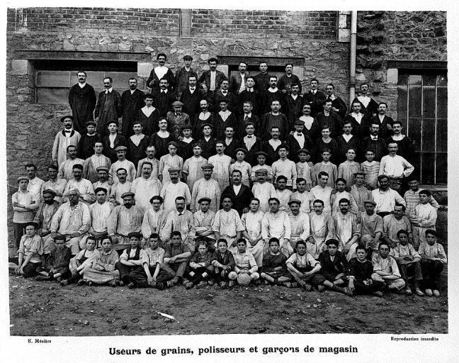 'Useurs de grains, polisseurs et garçons de magasin'. Photographie de l'album photographique : Manufacture de porcelaine Haviland, Limoges / Ernest Mésière. Paris : E. Mésière, 1912.