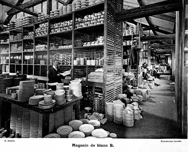 'Magasin de blanc B'. Photographie de l'album photographique : Manufacture de porcelaine Haviland, Limoges / Ernest Mésière. Paris : E. Mésière, 1912.