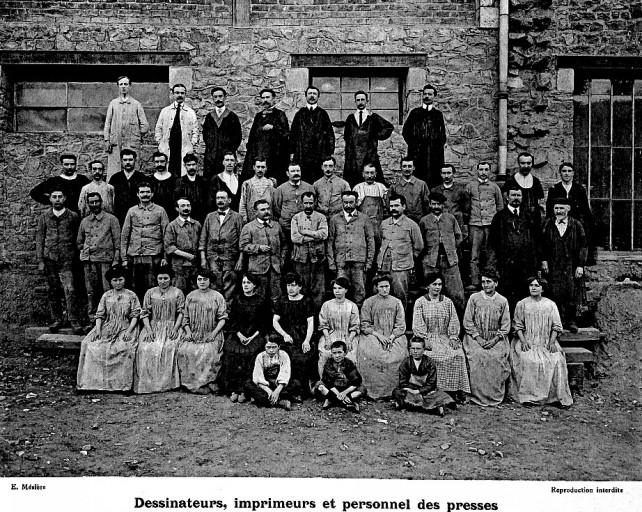 'Dessinateurs, imprimeurs et personnel de presse'. Photographie de l'album photographique : Manufacture de porcelaine Haviland, Limoges / Ernest Mésière. Paris : E. Mésière, 1912.