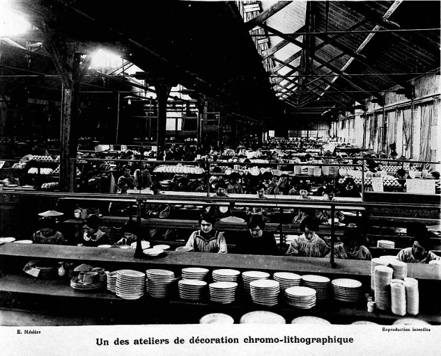 'Un des ateliers de décoration chromo-lithographique'. Photographie de l'album photographique : Manufacture de porcelaine Haviland, Limoges / Ernest Mésière. Paris : E. Mésière, 1912.