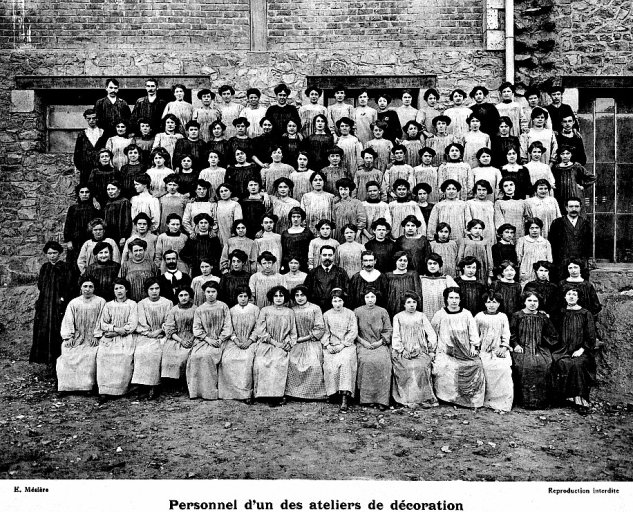 'Personnel d'un des ateliers de décoration'. Photographie de l'album photographique : Manufacture de porcelaine Haviland, Limoges / Ernest Mésière. Paris : E. Mésière, 1912.