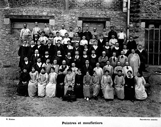 'Peintres et moufletiers'. Photographie de l'album photographique : Manufacture de porcelaine Haviland, Limoges / Ernest Mésière. Paris : E. Mésière, 1912.