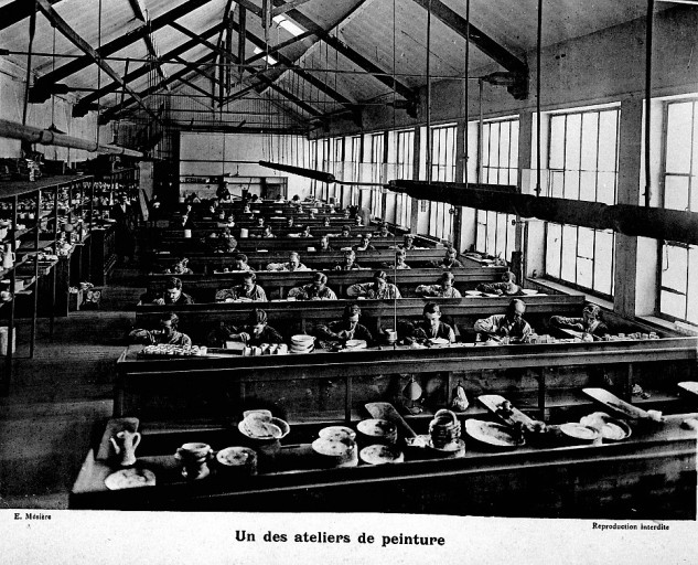 'Un des ateliers de peinture'. Photographie de l'album photographique : Manufacture de porcelaine Haviland, Limoges / Ernest Mésière. Paris : E. Mésière, 1912.