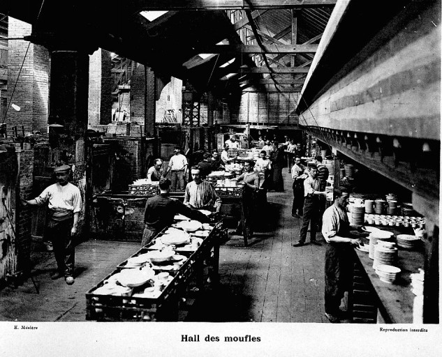 'Hall des moufles'. Photographie de l'album photographique : Manufacture de porcelaine Haviland, Limoges / Ernest Mésière. Paris : E. Mésière, 1912.