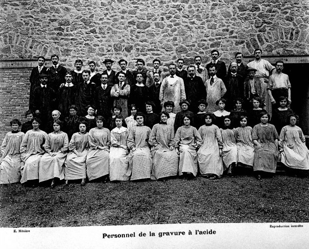 'Personnel de la gravure à l'acide'. Photographie de l'album photographique : Manufacture de porcelaine Haviland, Limoges / Ernest Mésière. Paris : E. Mésière, 1912.