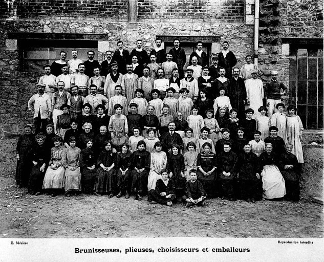 'Brunisseuses, plieuses, choisisseurs et emballeurs'. Photographie de l'album photographique : Manufacture de porcelaine Haviland, Limoges / Ernest Mésière. Paris : E. Mésière, 1912.