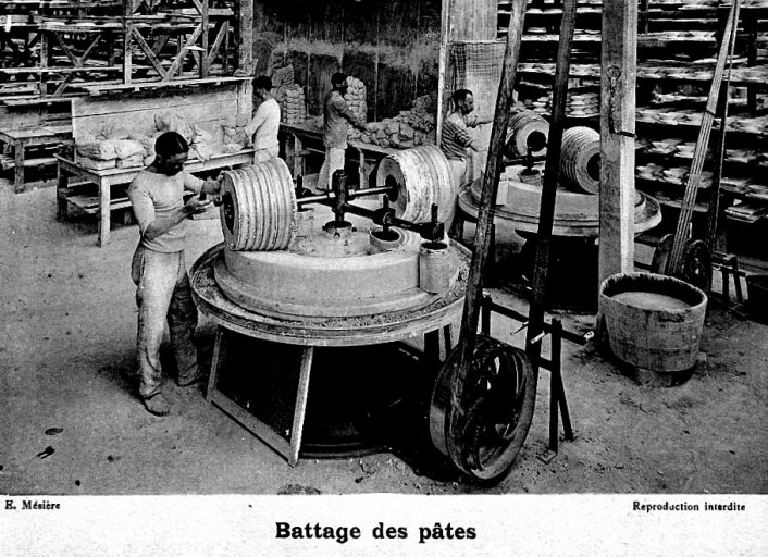 'Battage des pâtes'. Photographie tirée de l'album photographique : Manufacture de porcelaine Haviland, Limoges / Ernest Mésière. Paris : E. Mésière, 1912.