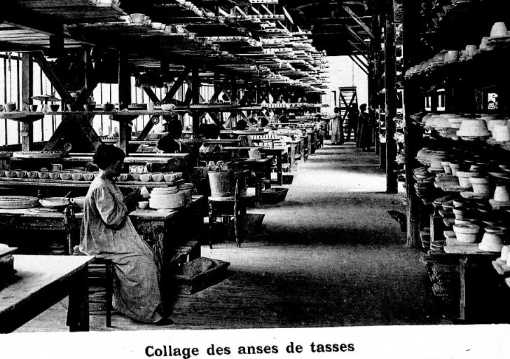 'Collage des anses de tasses'. Photographie de l'album photographique : Manufacture de porcelaine Haviland, Limoges / Ernest Mésière. Paris : E. Mésière, 1912.