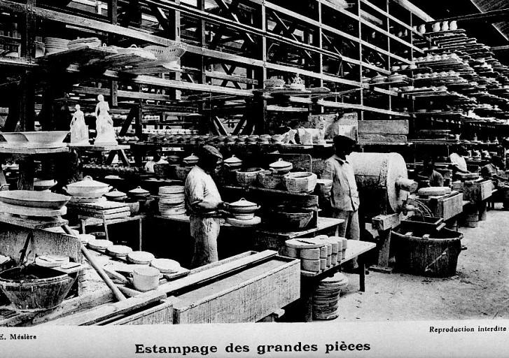 'estampage des grandes pièces'. Photographie de l'album photographique : Manufacture de porcelaine Haviland, Limoges / Ernest Mésière. Paris : E. Mésière, 1912.