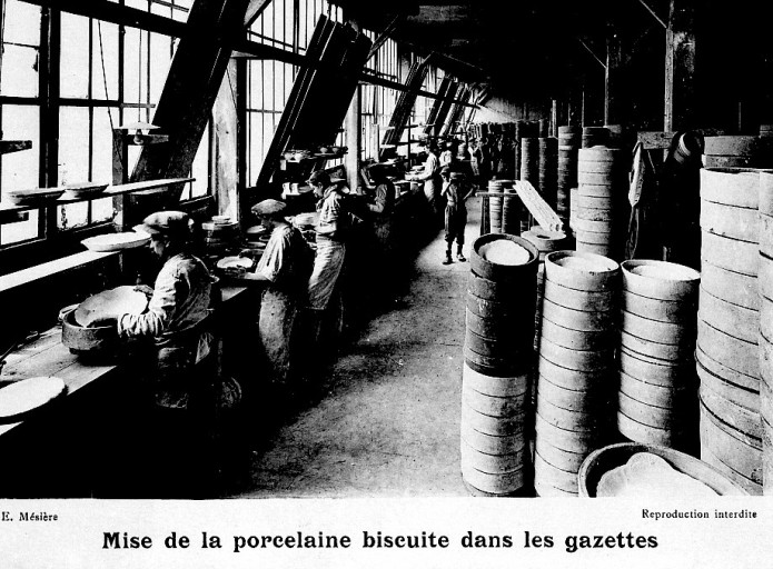 'Mise de la porcelaine biscuite dans les gazettes'. Photographie de l'album photographique : Manufacture de porcelaine Haviland, Limoges / Ernest Mésière. Paris : E. Mésière, 1912.