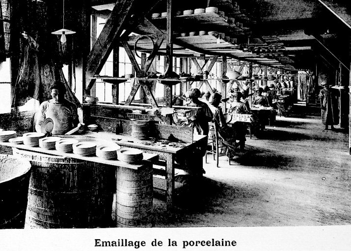 'Emaillage de la porcelaine'. Photographie de l'album photographique : Manufacture de porcelaine Haviland, Limoges / Ernest Mésière. Paris : E. Mésière, 1912.