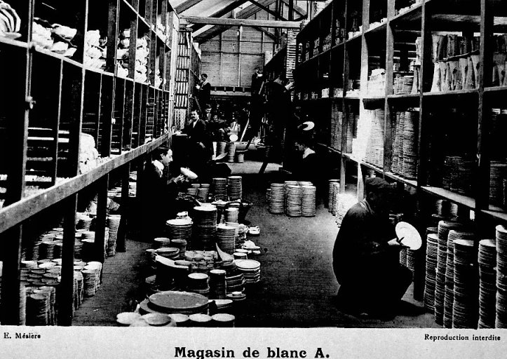 'Magasin de blanc A'. Photographie de l'album photographique : Manufacture de porcelaine Haviland, Limoges / Ernest Mésière. Paris : E. Mésière, 1912.