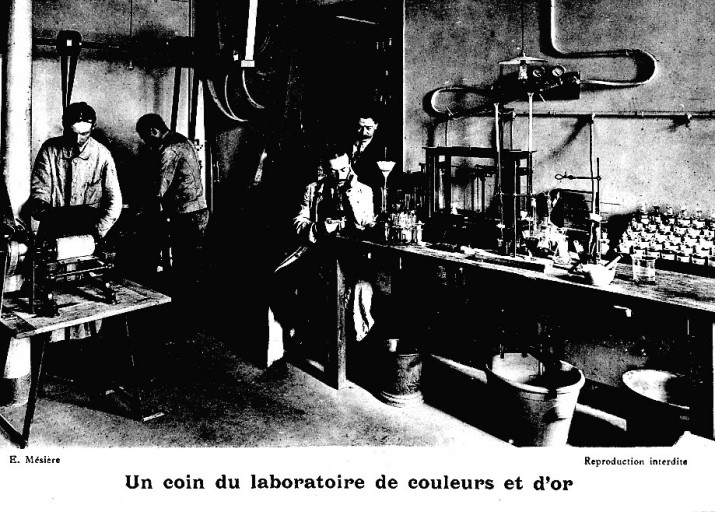 'Un coin du laboratoire de couleurs et d'or'. Photographie de l'album photographique : Manufacture de porcelaine Haviland, Limoges / Ernest Mésière. Paris : E. Mésière, 1912.