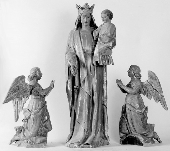 La Vierge à l'enfant entourée par les anges adorateurs.