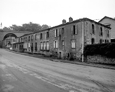 Vue générale des anciens bâtiments sur la rue de Nexon. Au premier plan, le logement de fonction du directeur technique.