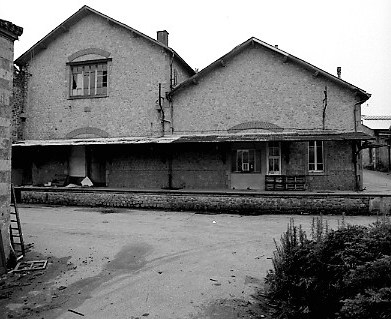 Anciens dépôts, construit en 1925. Le bâtiment de gauche a été aménagé pour abriter 4 cuves en béton, et au niveau inférieur, 6 cuves de 250 hl en béton. Dans le bâtiment de droite, stockage et bureau de contrôle des chargements. Au premier plan, un quai de chargement.
