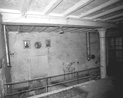 Tour à grain : vue intérieure de la salle des chaudières. A gauche, en contrebas, l'emplacement de la chaudière à houblonner (400 hl) ; à droite, celui de la chaudière à trempe. Au niveau supérieur, à droite (non visible sur la photographie), l'emplacement d'une cuve 'matière'.