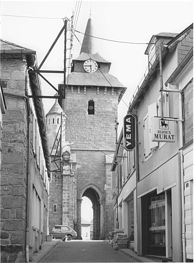 Le clocher-porche vu de la rue François Monéger.