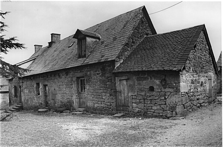 Deux logis de ferme jumelés, avec porcherie accolée.