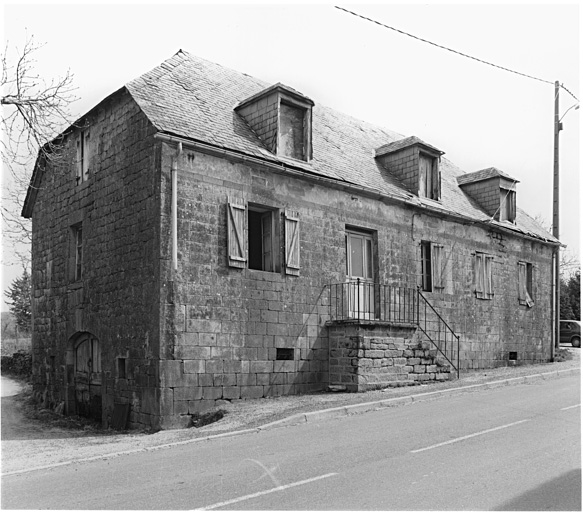 Logis avec remise en étage de soubassement.