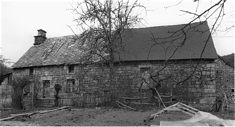 Ferme en bloc à terre : logis daté 1665, avec reprises de 1832.
