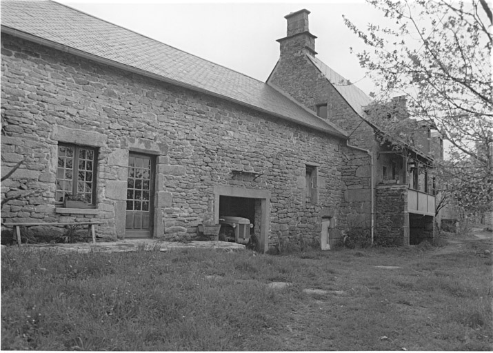 Logis en bloc à terre et logis à étage de soubassement accolés.