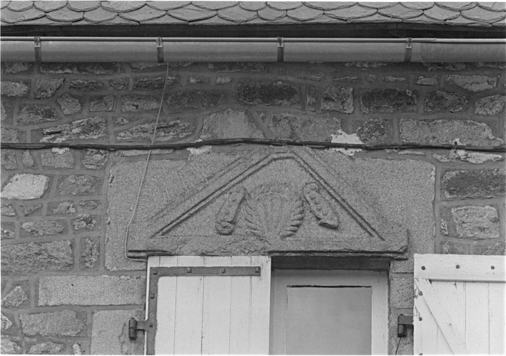 Linteau réemployé sur le logis reconstruit en 1908 (fin du 16e siècle).