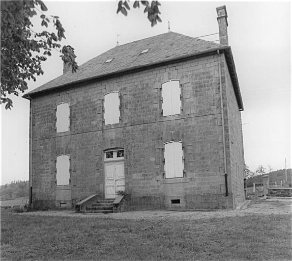 Logis de ferme daté 1908.