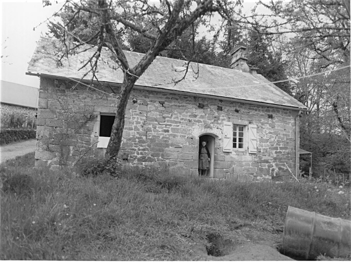 Logis de ferme : fenêtres et toitures remaniées.