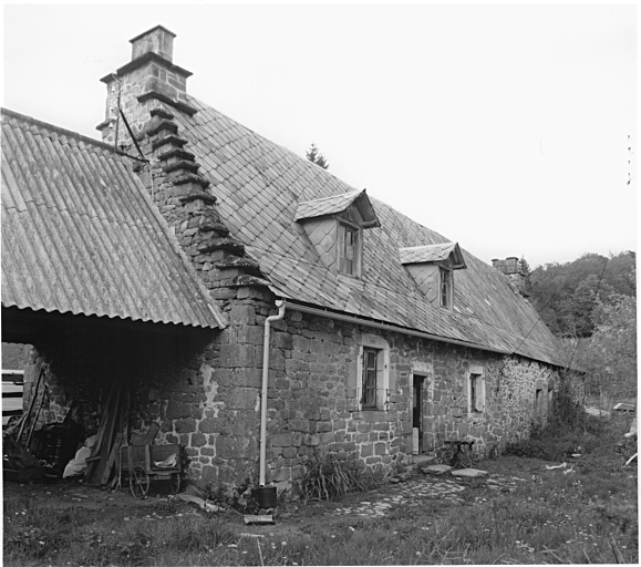 Logis jumelés, avec pignon à redents (fenêtres agrandies en 1820).