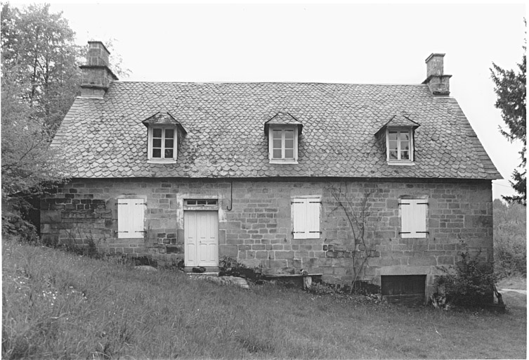 Logis de ferme daté 1840.