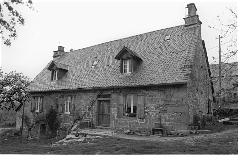 Logis construit en 1728, remanié au 19e siècle.
