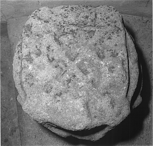 Vestiges de la chapelle : clef de voûte déposée, aux armes de la famille de Maumont (sautoir cantonné de quatre tours).