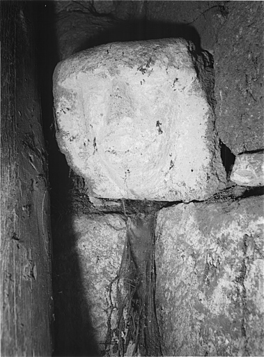 Vestiges de la chapelle : culot sculpté d'une tête humaine, au mur sud.