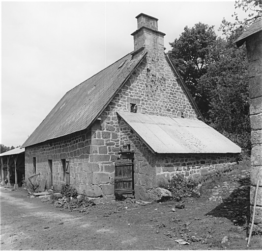 Façade antérieure et pignon du logis.