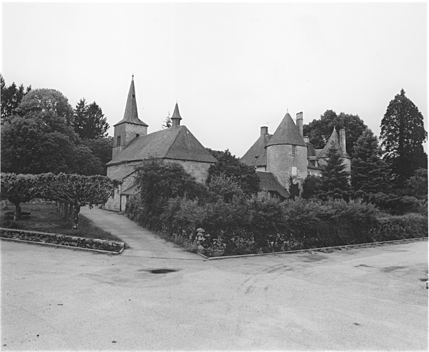 Vue de l'église paroissiale et du château.