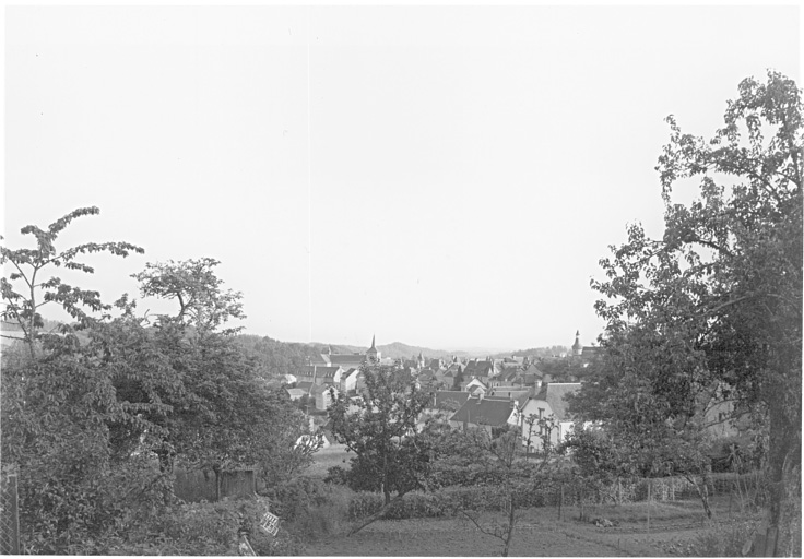 Vue générale de la ville prise des hauteurs des Chambrettes.