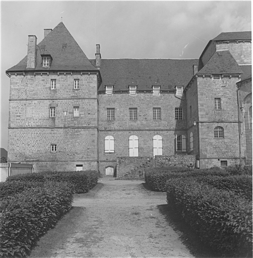 Côté sud du bâtiment monastique.