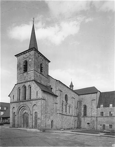 Côtés sud et ouest de l'église.