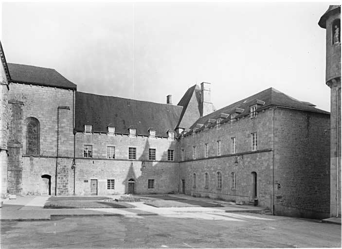 Cour intérieure des bâtiments monastiques : ailes est et sud.