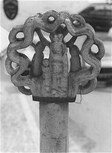 Face ouest : Vierge à l'enfant.