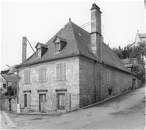 Vue du pignon et façade nord-est.