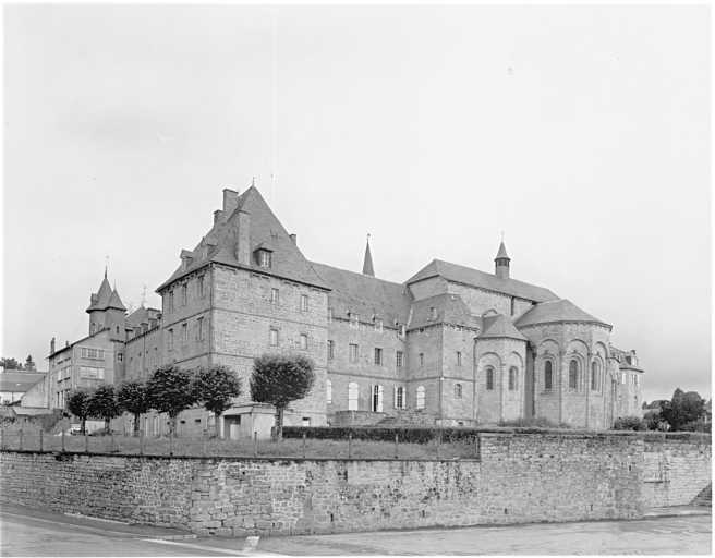 Vue du chevet de l'église et côtés est et sud des bâtiments monastiques.