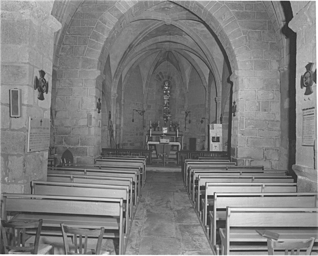 Vue intérieure du bas de la nef vers le choeur.