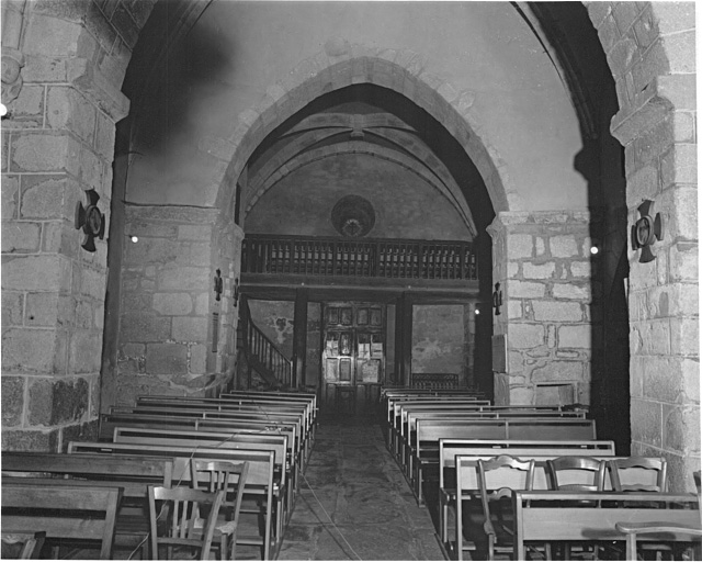 Vue intérieure du choeur vers la nef.