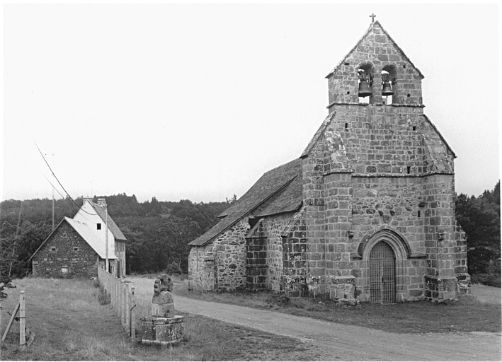 Vue d'ensemble avec l'ancien presbytère côté nord-ouest.