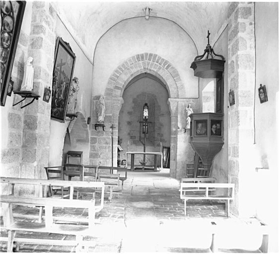 Vue intérieure du bas de la nef vers le choeur.